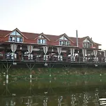 Lacul Racilor 호텔 3*